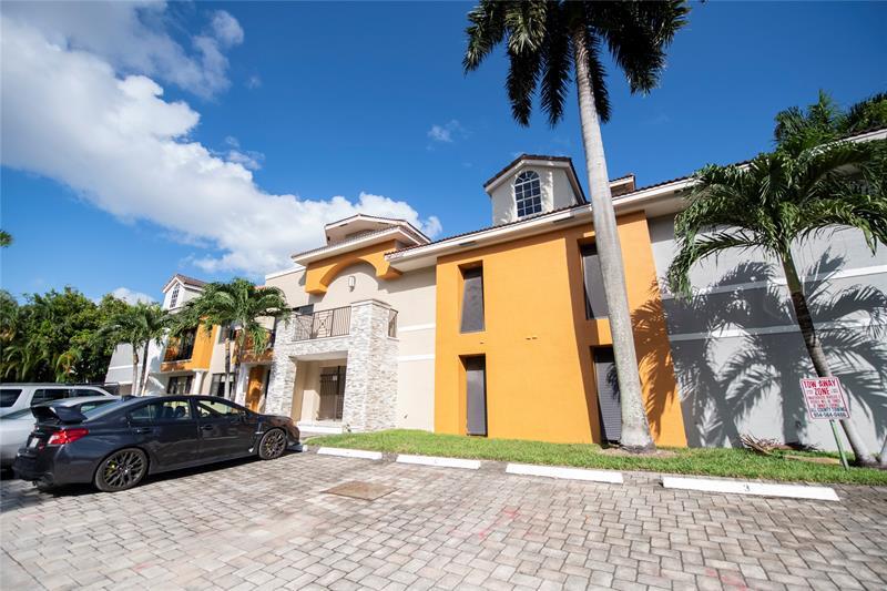 64 Isle of Venice Dr in Fort Lauderdale, FL - Building Photo