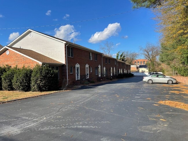 612 Sunset Ave in Asheboro, NC - Building Photo - Building Photo