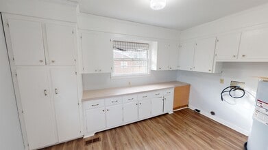 108 Wilson St in Yadkinville, NC - Building Photo - Building Photo