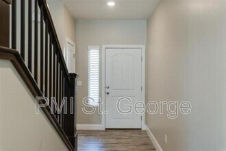 1001 W Curly Hollow Dr in Saint George, UT - Foto de edificio - Building Photo