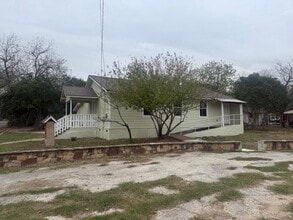 823 Monterrey St in Lockhart, TX - Building Photo - Building Photo