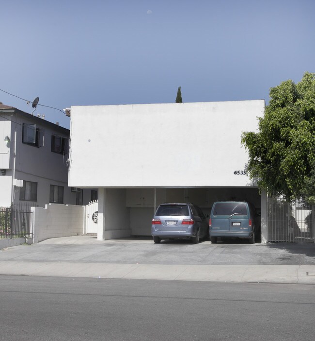 6533 Troost Ave in North Hollywood, CA - Foto de edificio - Building Photo