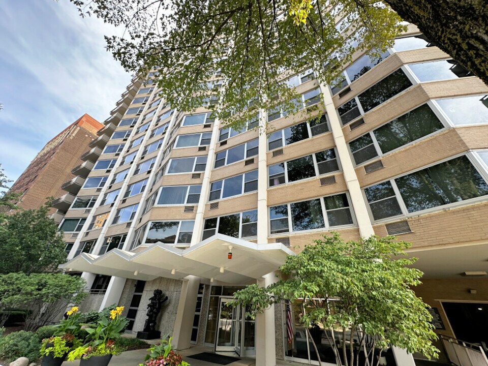 555 W Cornelia Ave in Chicago, IL - Building Photo