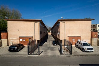 21900 Roscoe Blvd in Canoga Park, CA - Foto de edificio - Building Photo
