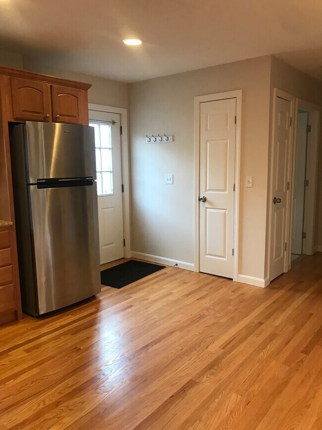 53 Shore Rd in Winchester, MA - Foto de edificio - Building Photo