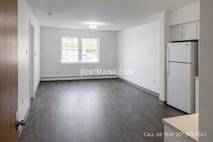 46 Baker St, Unit 10 in Clinton, ME - Building Photo
