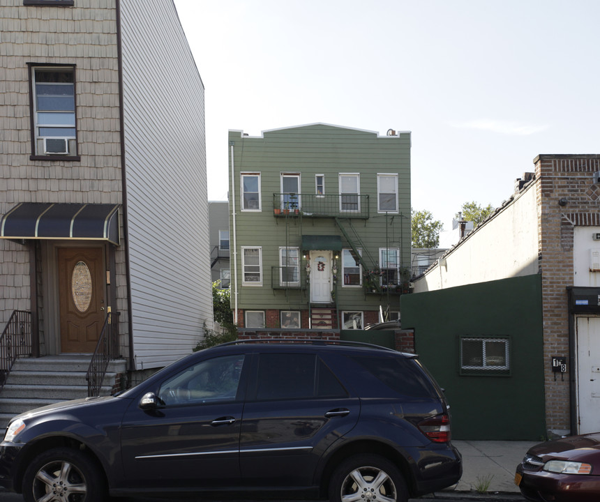 110 Frost St in Brooklyn, NY - Building Photo