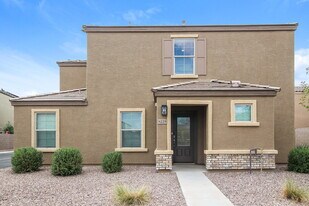 8225 W Illini St in Phoenix, AZ - Building Photo