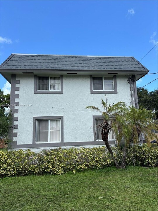219 W Dixie Hwy in Dania Beach, FL - Building Photo