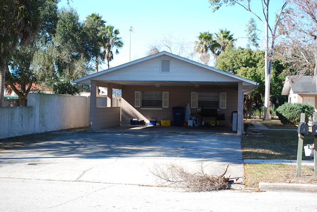 701 N New Hampshire Ave in Tavares, FL - Foto de edificio - Building Photo