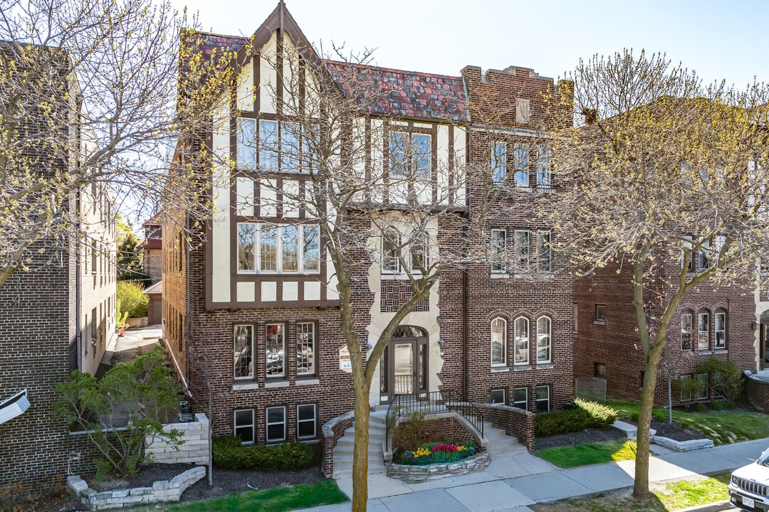 4428 N Oakland Ave in Milwaukee, WI - Foto de edificio