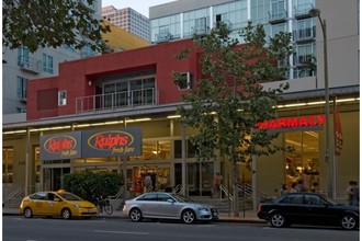 Market Loft Condos in Los Angeles, CA - Foto de edificio - Building Photo