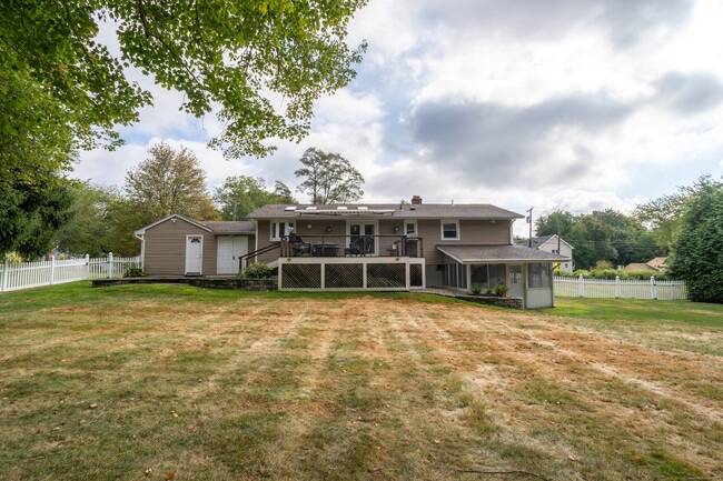 272 Woodruff Rd in Milford, CT - Building Photo - Building Photo