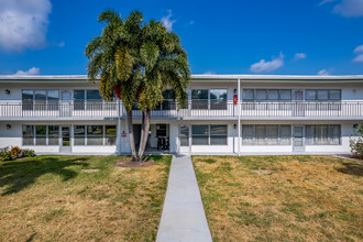 Tiffany Gardens in St. Petersburg, FL - Foto de edificio - Building Photo