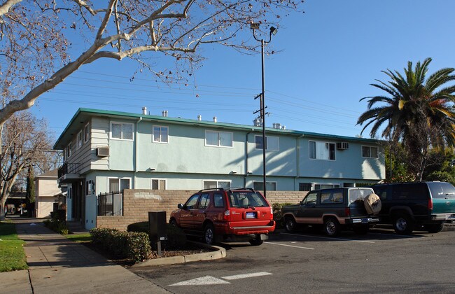 Villa Verde in Sacramento, CA - Foto de edificio - Building Photo