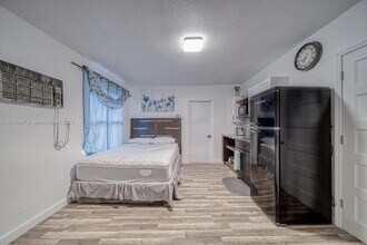 10011 SW 43rd St in Miami, FL - Building Photo - Building Photo