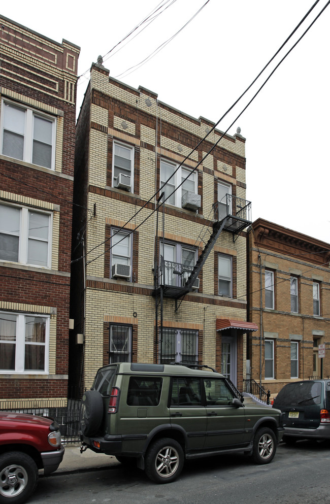 813 27th St in North Bergen, NJ - Building Photo - Building Photo