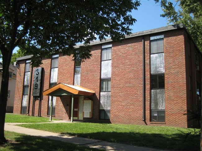 319 E Hillsdale in Lansing, MI - Foto de edificio - Building Photo