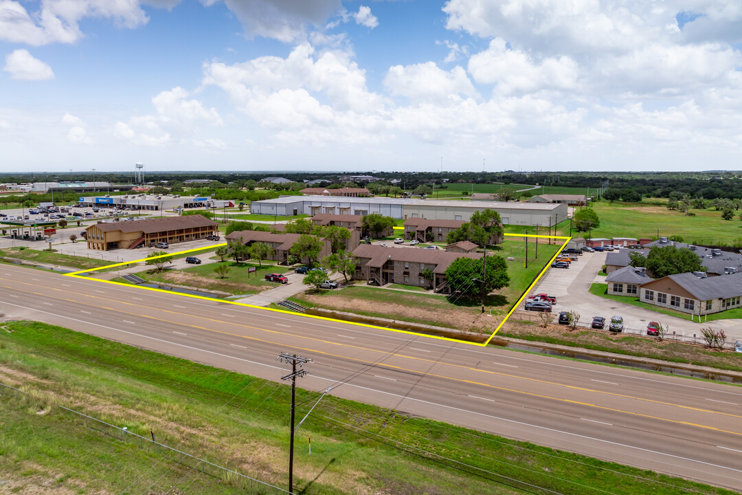 Golden Plaza Apartments in Cuero, TX - Building Photo