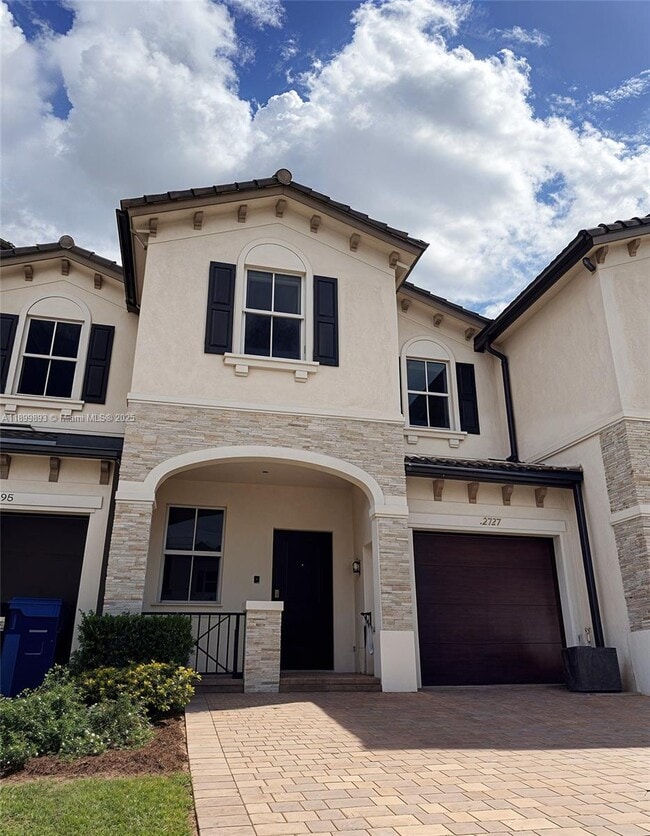 12727 NW 23rd Pl in Miami Shores, FL - Foto de edificio - Building Photo