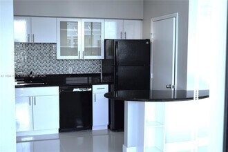 1330 West Ave, Unit 1812 in Miami Beach, FL - Foto de edificio - Building Photo