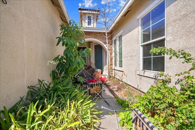 5733 Spenlow Way in Sacramento, CA - Building Photo - Building Photo