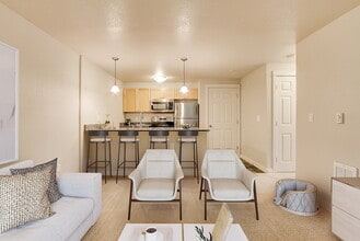 Corbella at Juanita Bay in Kirkland, WA - Foto de edificio - Building Photo