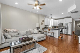 2418 W Medill Ave, Unit 002z in Chicago, IL - Building Photo - Building Photo