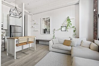 320 W 2nd St in Boston, MA - Foto de edificio - Building Photo