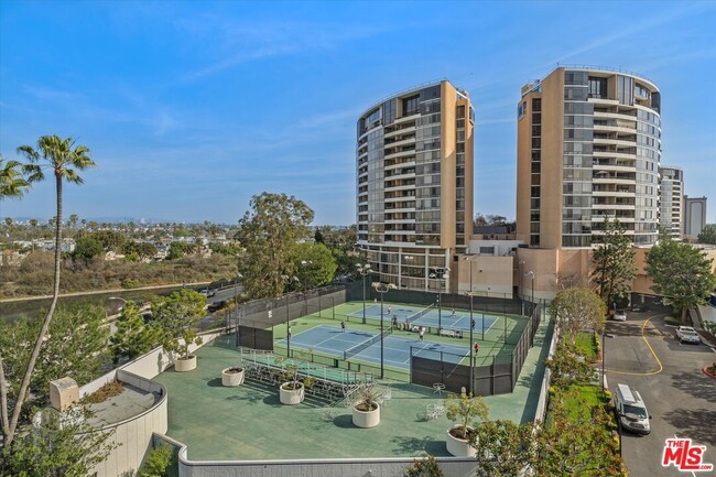 4316 Marina City Dr in Marina Del Rey, CA - Building Photo - Building Photo