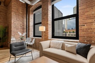 154 W Ohio St in Chicago, IL - Building Photo