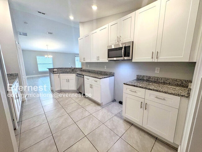 518 Bristol Cir in Poinciana, FL - Building Photo - Building Photo