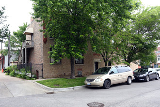 2439 W Grand Ave in Chicago, IL - Building Photo - Building Photo