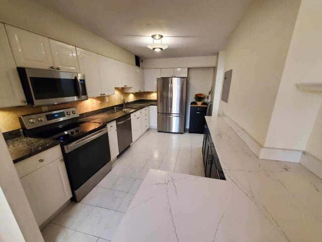 203 Yoakum Pky, Unit 1807 in Alexandria, VA - Foto de edificio - Building Photo