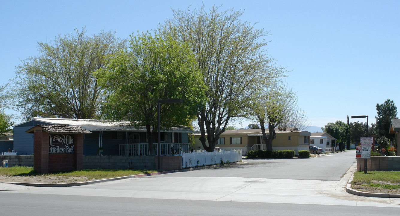 41900 Ivy St in Murrieta, CA - Building Photo