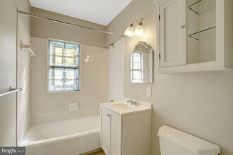 1906 N Rhodes St in Arlington, VA - Building Photo - Building Photo