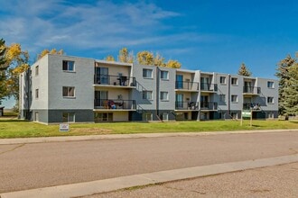 Eighty Nine Collins Apartments in Medicine Hat, AB - Building Photo - Building Photo