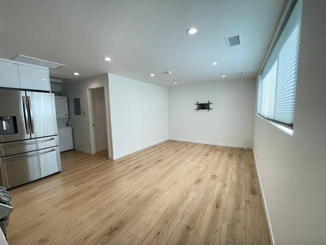 22261 Haynes St in Woodland Hills, CA - Building Photo - Building Photo