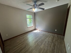 1045 N Dickerson Ave in Springfield, MO - Building Photo - Building Photo