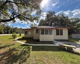 8469 Cobb Rd in Brooksville, FL - Building Photo