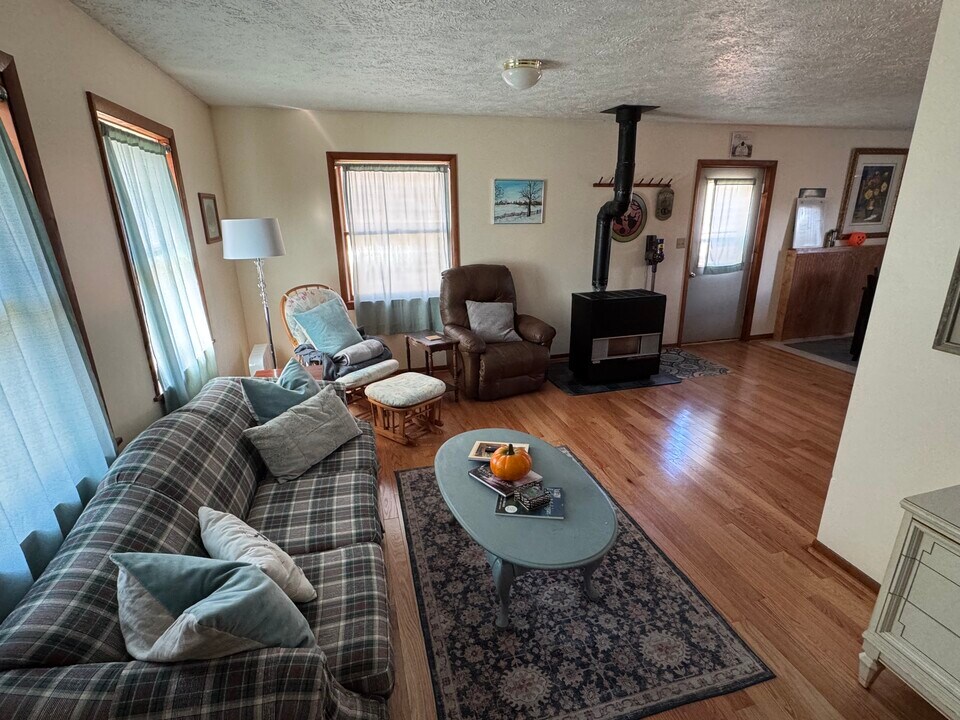 9014 N Petersen Rd in Frederic, MI - Foto de edificio