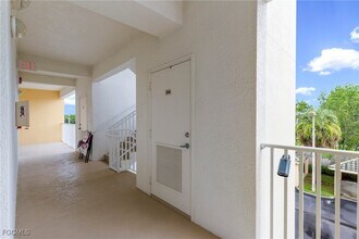 11041 Gulf Reflections Drive in Ft. Myers, FL - Foto de edificio - Building Photo