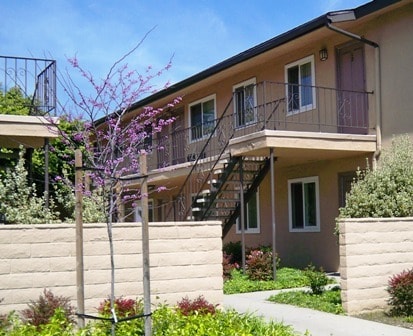 Canyon Garden Apartments in Azusa, CA - Foto de edificio - Building Photo