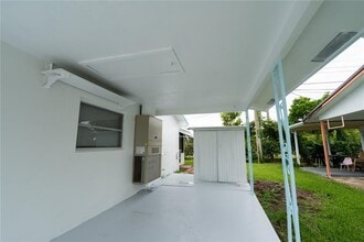 2702 NW 51st Pl in Fort Lauderdale, FL - Foto de edificio - Building Photo