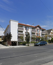 2969 San Marino St in Los Angeles, CA - Building Photo - Building Photo