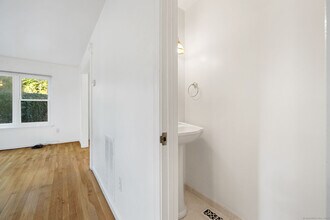 49 Pemberwick Rd in Greenwich, CT - Building Photo - Building Photo