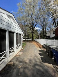 1507 Drumcliffe Rd in Winston-Salem, NC - Foto de edificio - Building Photo