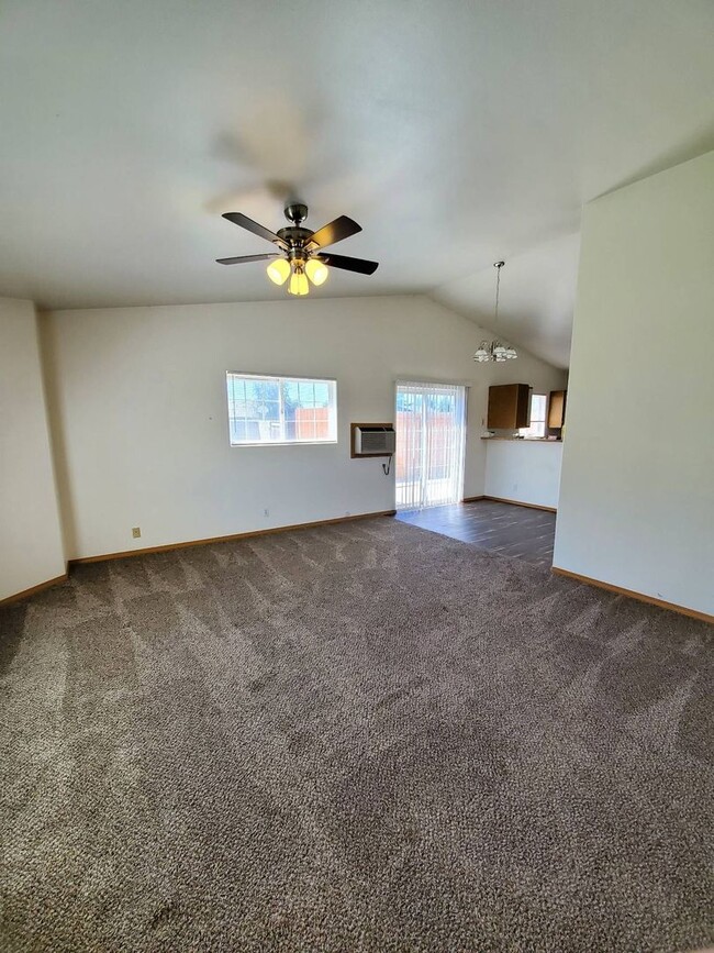 1010 S Evergreen Dr in Moses Lake, WA - Foto de edificio - Building Photo
