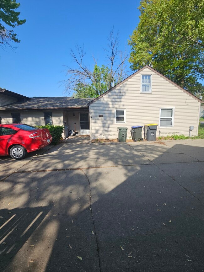 329 W Benton St, Unit 329 W. Benton St. in Iowa City, IA - Building Photo - Building Photo