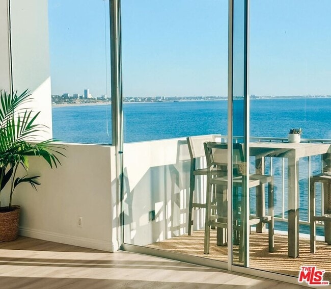 17350 Sunset Blvd in Los Angeles, CA - Foto de edificio - Building Photo